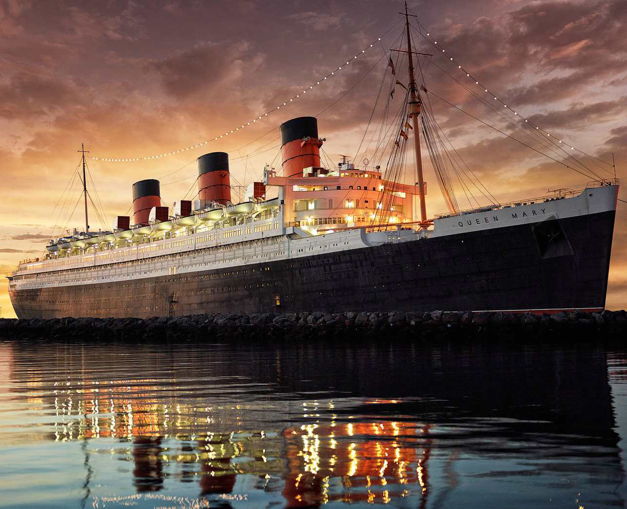 la Queen Mary in una foto suggestiva